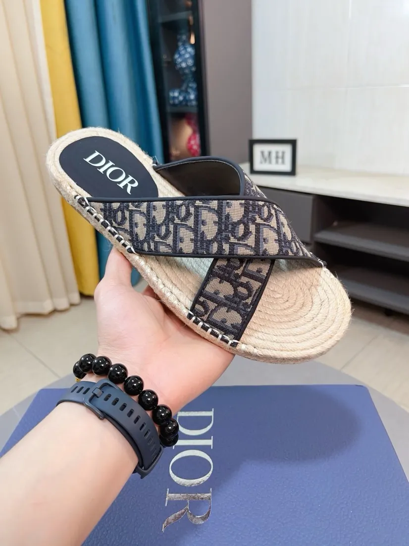 Men's men's shoes💰320🌸🌸High-end version. DIOR💁Men's slippers, high-end and upscale [strong][strong], compare quality at counters. The upper is hand-drawn, a combination of native hemp and raw rubber sole [strong][strong], breathable and non-slip outsole [rose][rose], breathable and comfortable lambskin lining, density 100% comfortable [gift][gift], original wear-resistant code number 38-44. Can be customized 45-46-47